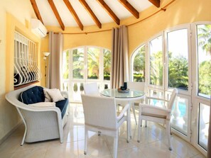 บ้านพัก, 4 ห้องนอน, ระเบียง | ร้านอาหาร