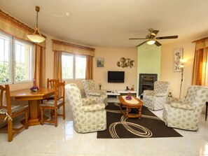 บ้านพัก, 4 ห้องนอน, ระเบียง | ภายใน
