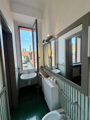 Hair dryer, towels, soap, toilet paper - The Tricolor Studio (Milano)