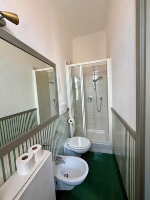 Haartrockner, Handtücher, Seife, Toilettenpapier