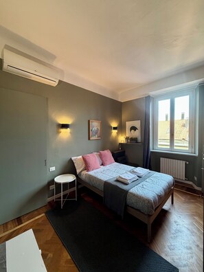 1 habitación, tabla de planchar con plancha, wifi gratis y ropa de cama 