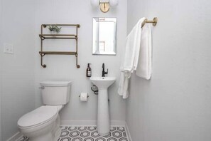 Hårtørrer, håndklæder, Sæbe, Toiletpapir