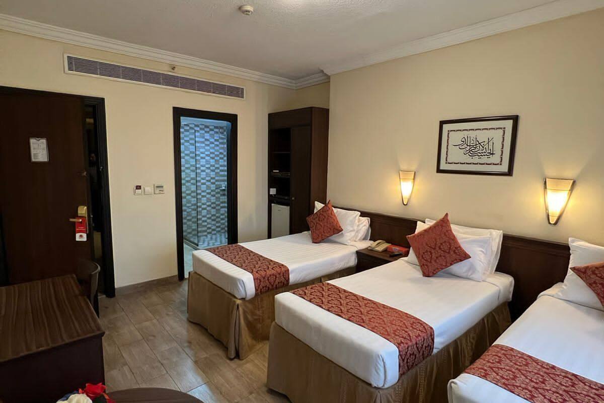 Quarto triplo, vista para a cidade | 1 quarto, Wi-Fi de cortesia
