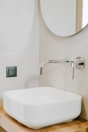 Sèche-cheveux, serviettes fournies