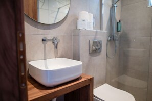 Gratis toiletartikler, hårtørrer, håndklæder, Toiletpapir