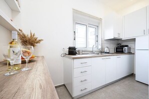 Fridge, microwave, stovetop, coffee/tea maker