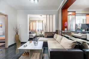 Smart TV, fireplace