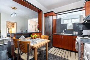 Frigorífico, microondas, horno y placa de cocina