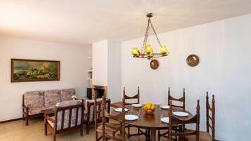 Casa, 4 dormitoris, terrassa | Servei de restauració