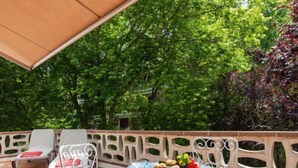 Ferienhaus, 4 Schlafzimmer, Terrasse | Speisen im Freien