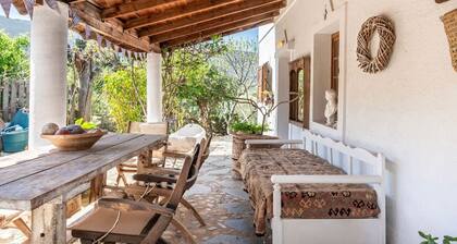 Paradiso Vintage Villa: Traditional 1944 Gem