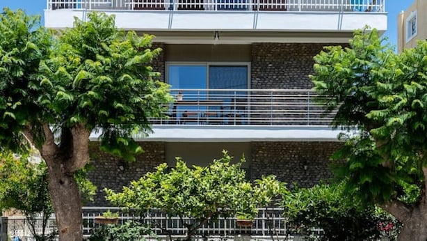 Un immeuble de deux étages doté d’un balcon au dernier étage.