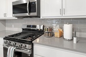 Refrigerador, microondas, horno, placa de cocina