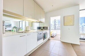 Réfrigérateur, four à micro-ondes, un four, surface de cuisson