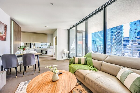 TV - StayAU Leisure 2BR Modern CBD Apt (Melbourne)