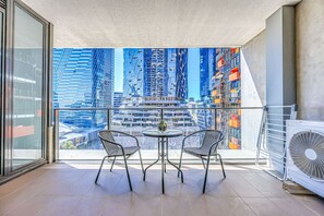 Outdoor dining - StayAU Leisure 2BR Modern CBD Apt (Melbourne)