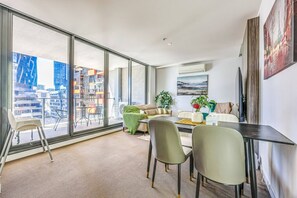 TV - StayAU Leisure 2BR Modern CBD Apt (Melbourne)