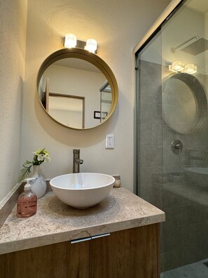 Douche, sĂšche-cheveux, serviettes fournies, savon