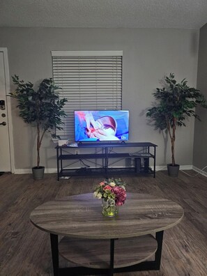 Interior - Charming townhome in delightful Addison with space for everybody!! (Addison)