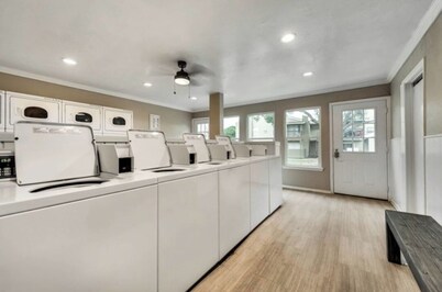 Charming townhome in delightful Addison with space for everybody!!