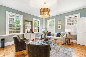 TV, peis og kontorer