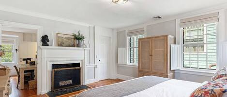 3 bedrooms, desk, iron/ironing board, travel cot