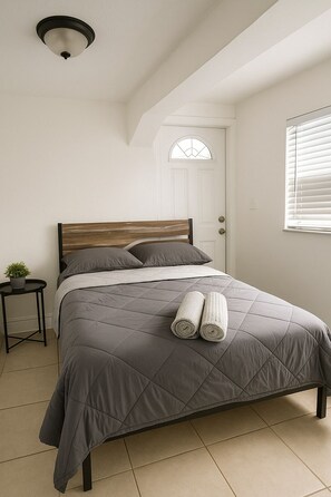 Desk, free WiFi - Pacifica by Fort Lauderdale Airport (Dania Beach)