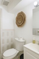 Bañera con ducha, artículos de tocador gratuitos, toallas, jabón