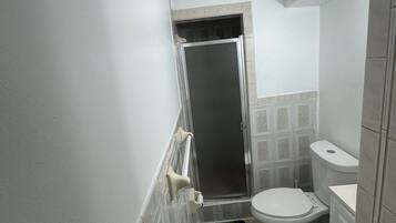 Comfort Double Room, Garden View | Bathroom | Combined shower/bathtub, free toiletries, towels, soap