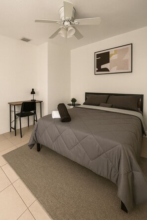 Desk, free WiFi - Pacifica by Fort Lauderdale Airport (Dania Beach)