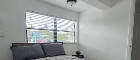 Habitación Confort doble, vistas al jardín | Escritorio y wifi gratis