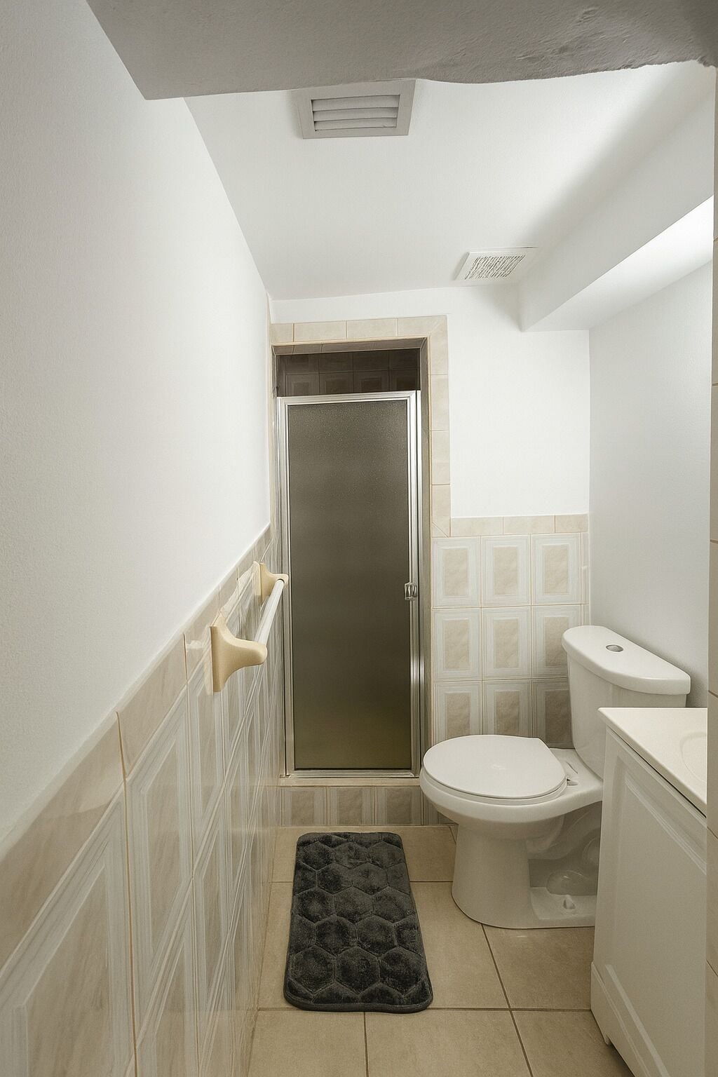 Kombination af bruser/badekar, gratis toiletartikler, håndklæder, Sæbe