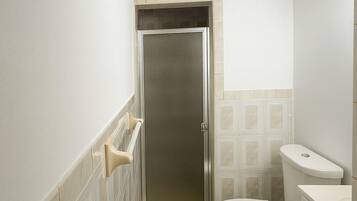 Kombination af bruser/badekar, gratis toiletartikler, håndklæder, Sæbe