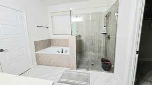 Haartrockner, Handtücher, Seife, Toilettenpapier