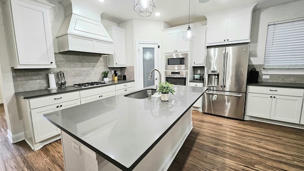 Réfrigérateur, micro-ondes, four, plaque de cuisson