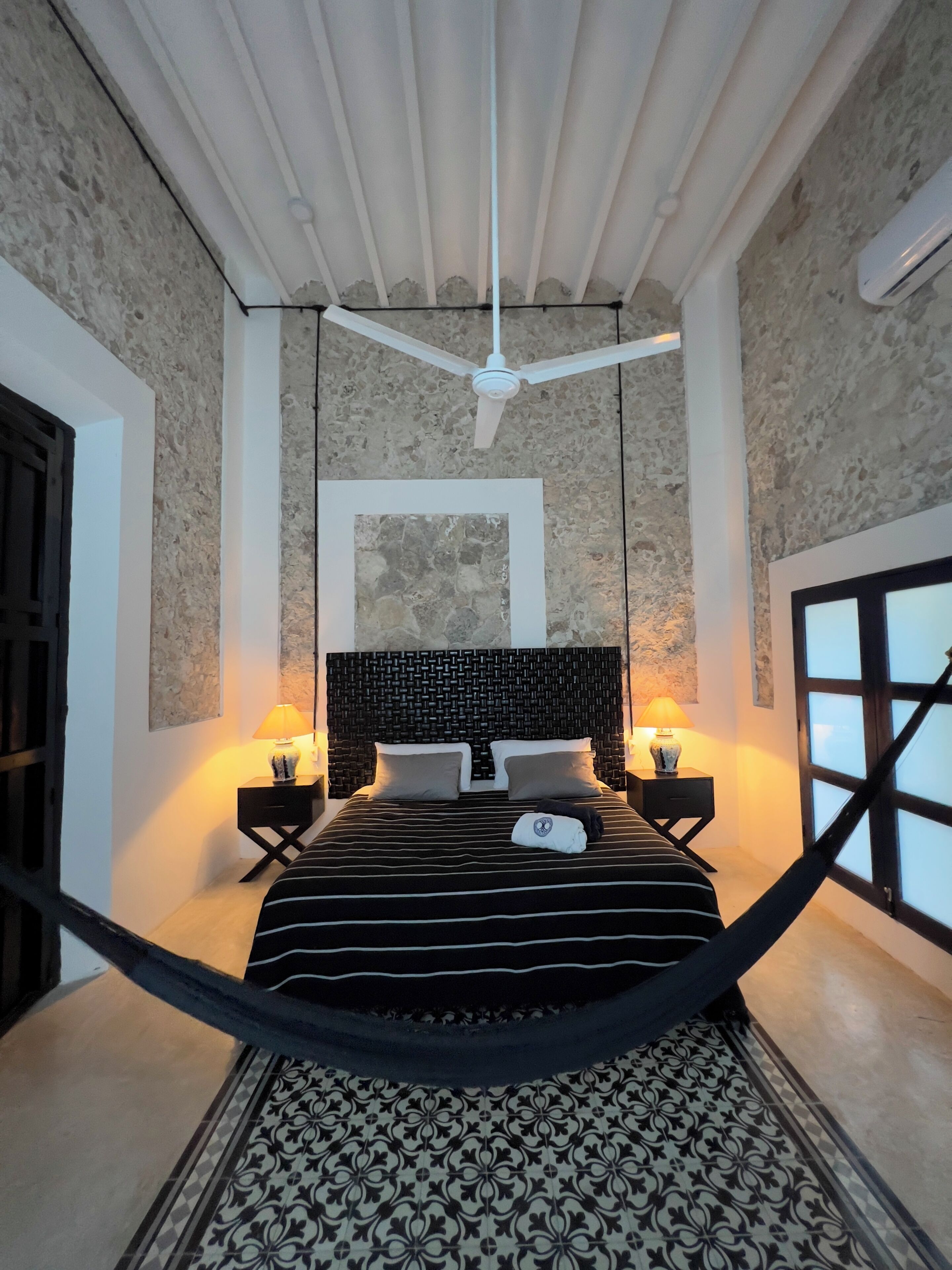 5 chambres, fer et planche à repasser, Wi-Fi, draps fournis