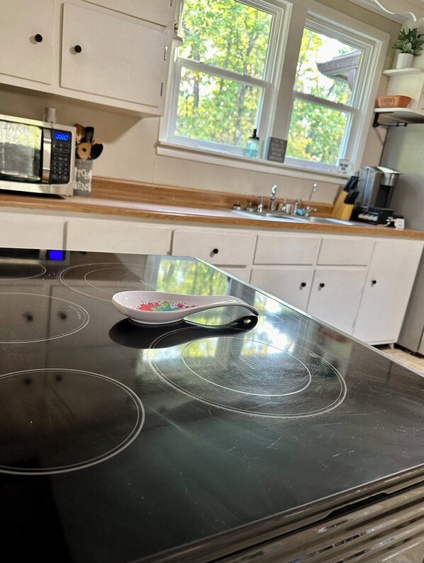 Micro-ondes, four, plaque de cuisson