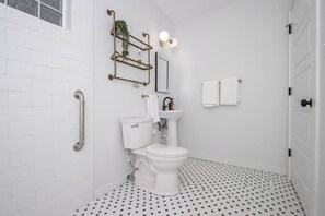 Een haardroger, handdoeken, zeep, toiletpapier