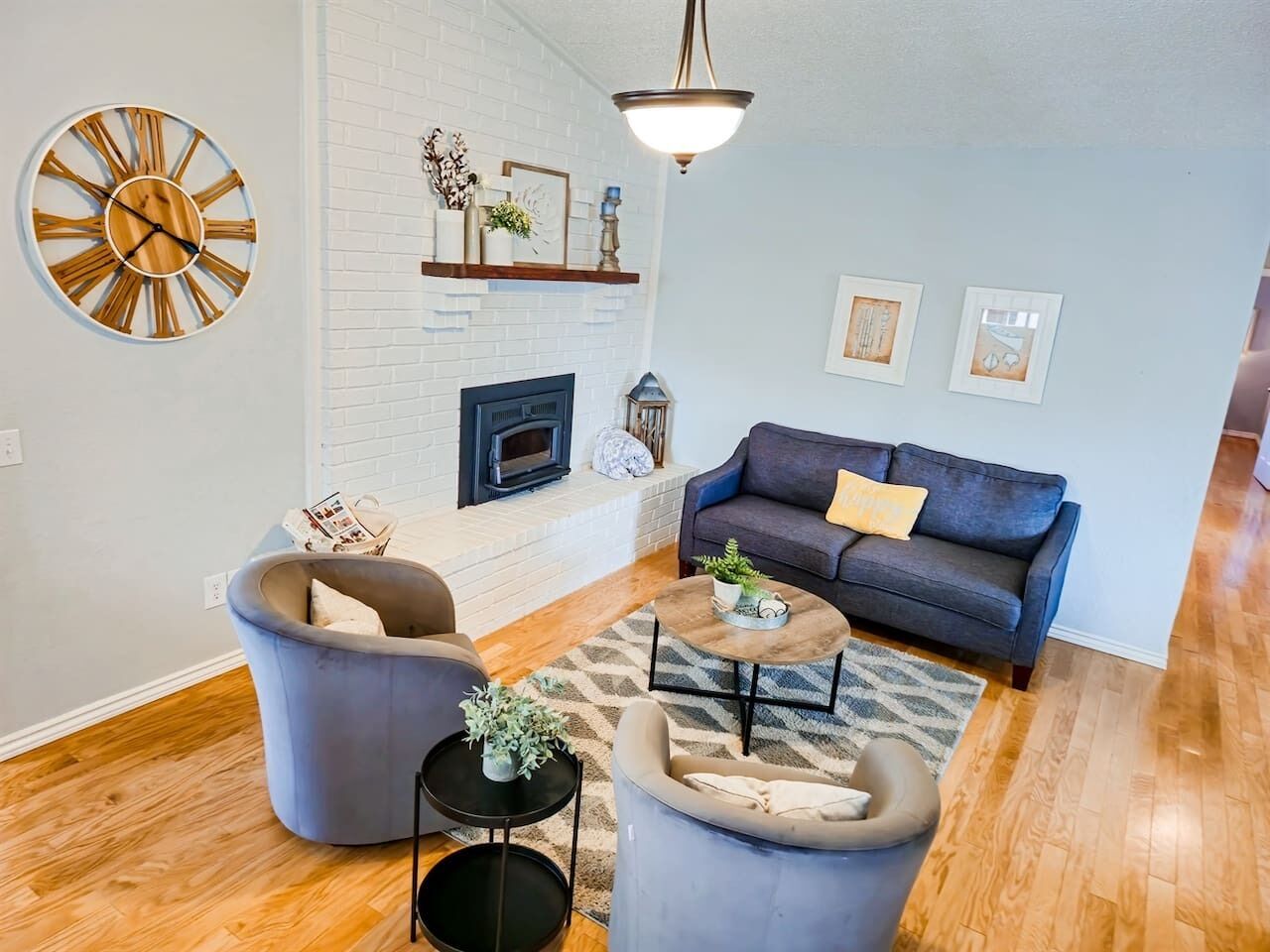 Smart TV, caminetto, libri