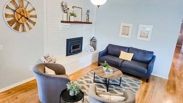 Smart TV, caminetto, libri