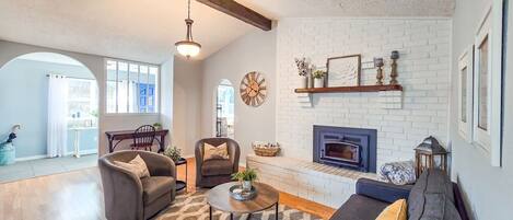 TV connectée, cheminée, livres