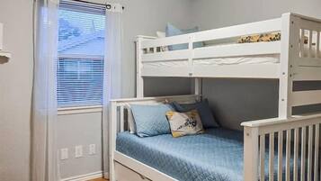 3 bedrooms, desk, iron/ironing board, free WiFi