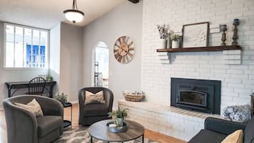 Smart-tv, een open haard en boeken