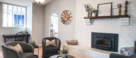 Televisor intel·ligent, llar de foc i llibres