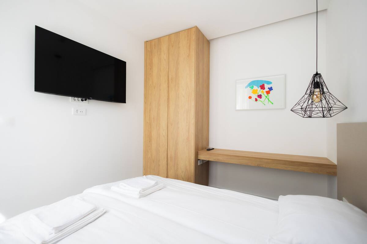 Caja de seguridad en la habitación, wifi gratis y ropa de cama 