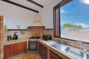 Kjøleskap, mikrobølgeovn, oppvaskmaskin og brødrister