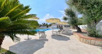 Single villa with wonderful private pool and great outdoor area
