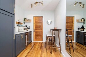 Private kitchen - Cove Tourist Court Nat'l Register Historic Places (Hot Springs)