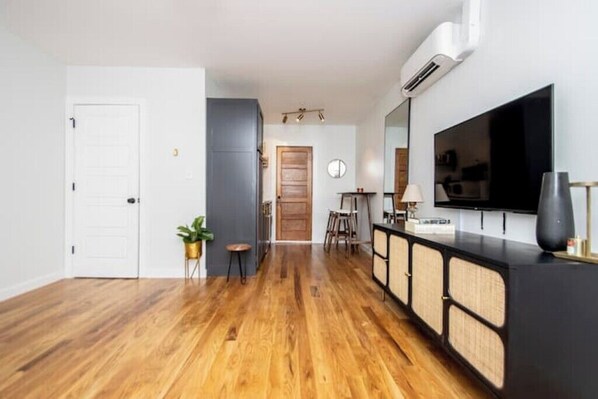 Interior - Cove Tourist Court Nat'l Register Historic Places (Hot Springs)