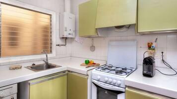 House, 4 Bedrooms | Private kitchen